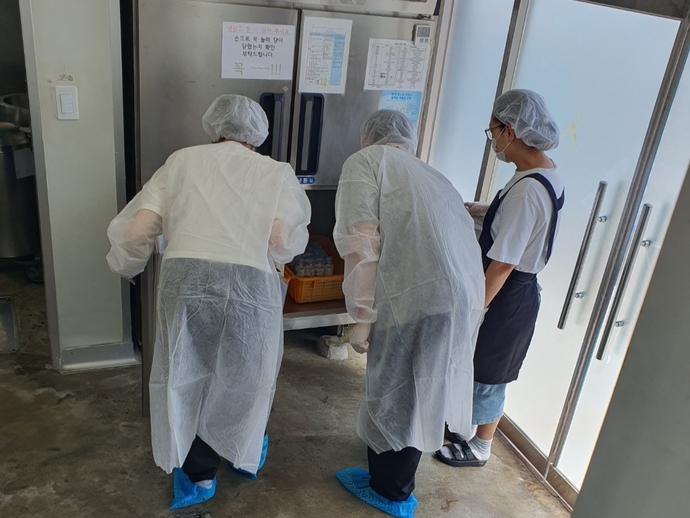 인천 동구청 관계자들이 하절기 식중독 예방을 하기 위해 합동 위생점검을 하고 있다. 사진=동구청