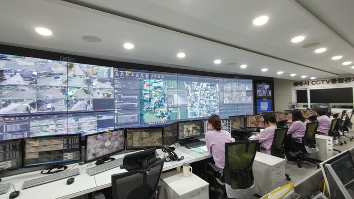 광주시 CCTV 통합관제센터에서 관제요원들이 지역 내 설치된 CCTV를 실시간 모니터링하고 있다. 사진=광주시청