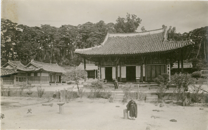 1910년대 용주사 대웅전 앞 모습. 사진=오틸리엔수도원