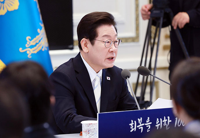 이재명 대통령이 11일 청와대 영빈관에서 '회복을 위한 100일, 미래를 위한 성장'을 주제로 취임 100일 기자회견을 하고 있다.  [대통령실통신사진기자단]