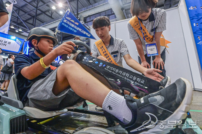 2일 오전 고양시 킨텍스 제2전시장에서 열린 ‘2025 경기도교육청 직업계고 취창업박람회’를 찾은 학생들이 경기자동차과학고등학교의 고카트 체험을 하고 있다. 임채운기자