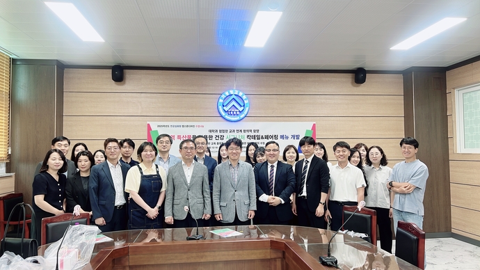 지난 6월 경기경영고등학교에서 진행된 캡스톤 디자인 수업 지원단 공개수업이 진행된 후 관계자들이 기념촬영을 하고 있다. 사진=경기도교육청