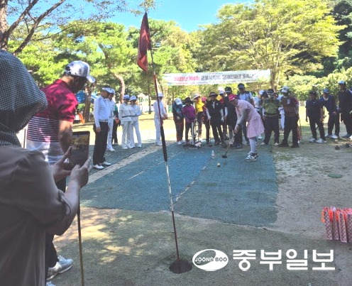 군포시 초막골공원에서 개최된 ‘제6회 군포시장배 장애인 파크골프대회’에 참가한 선수들의 경기모습. 사진=김명철기자