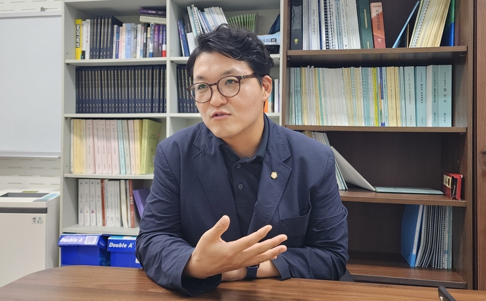 조세일 의정부시의원이 중부일보와 인터뷰를 하고 있다. 사진=박홍기기자