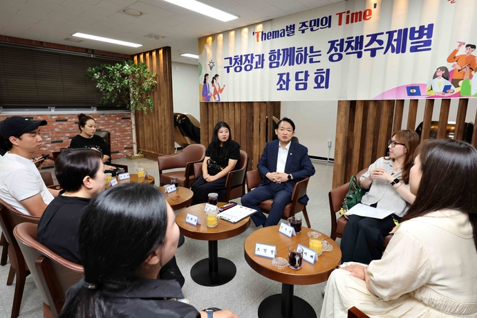 김찬진 인천 동구청장이 지난 11일 동구 학부모들을 만나 양육 및 교육정책에 대한 애로사항을 듣고 있다. 사진=동구청