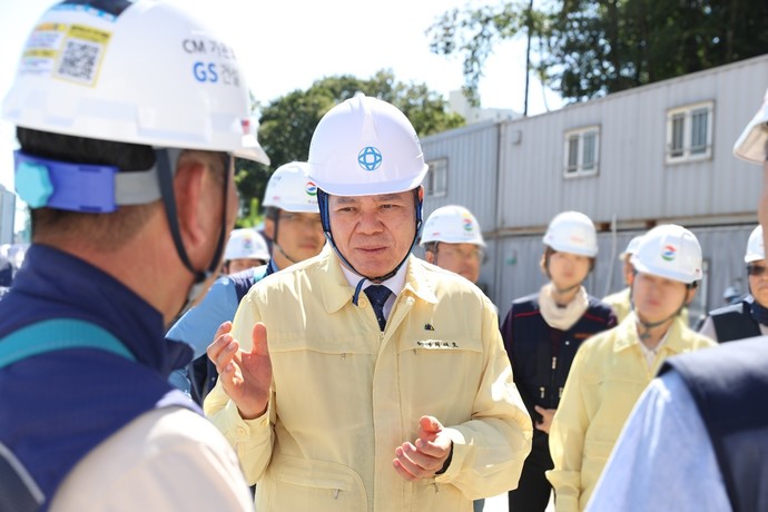 최대호 안양시장이 건설현장 안전전검을 위해 10일 오전 비산동 뉴타운 삼호아파트 재건축 현장을 방문했다.사진=안양시