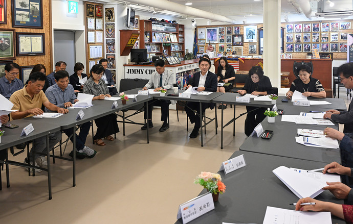 김동근 시장이 9월 10일 의정부 기억저장소에서 흥선권역 현장 티타임을 진행하고 있다. 사진=의정부시