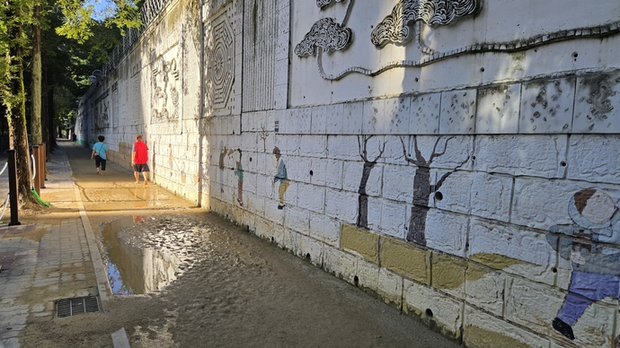 시민들이 양주시 덕정동 봉우근린공원 옆 맨발길을 걷고 있다. 사진=박홍기 기자