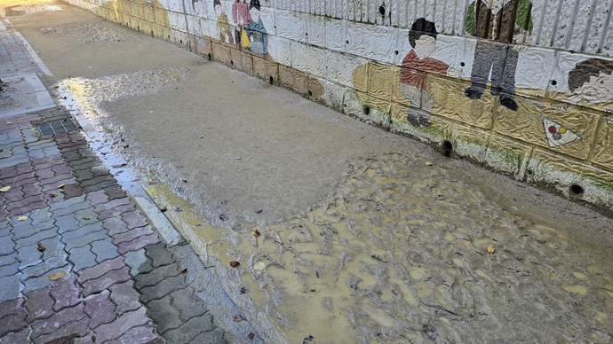 맨발길 곳곳에 물웅덩이가 있다. 사진=박홍기 기자