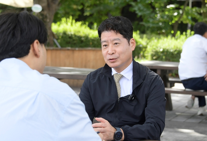 황주룡 동두천시의회 부의장이 중부일보와 인터뷰를 하고 있다. 사진=동두천시의회