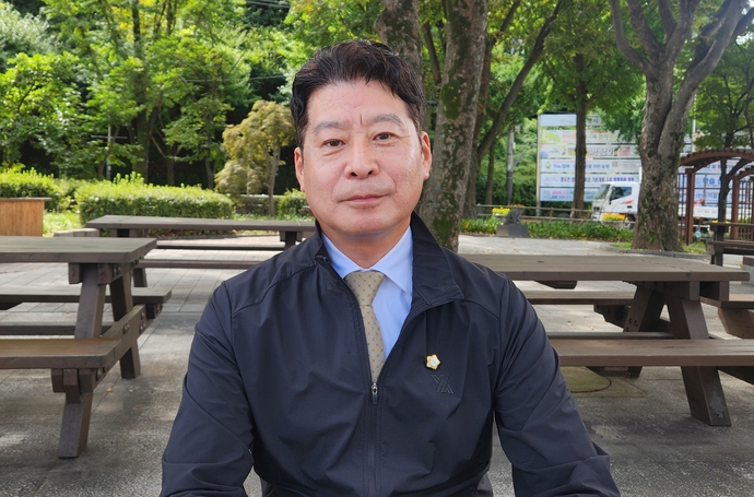 황주룡 동두천시의회 부의장이 중부일보와 인터뷰를 마친 후 사진촬영을 하고 있다. 사진=이석중기자