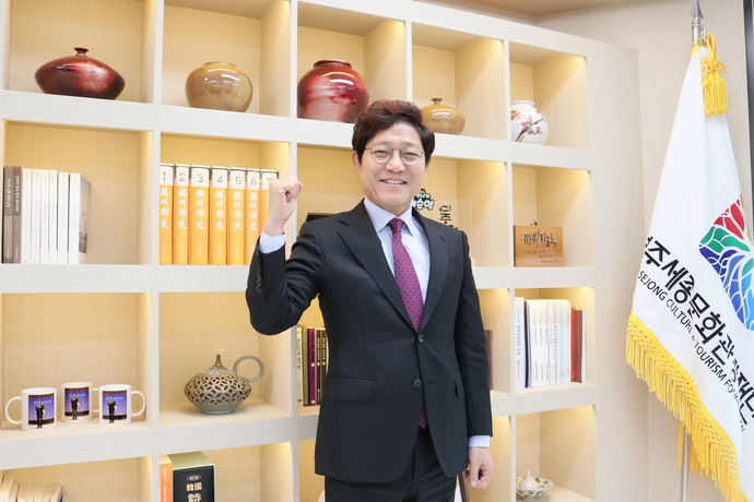 임기가 1년 연장된 이순열 여주세종문화관광재단 이사장이 자신의 집무실에서 화이팅하고 있다.