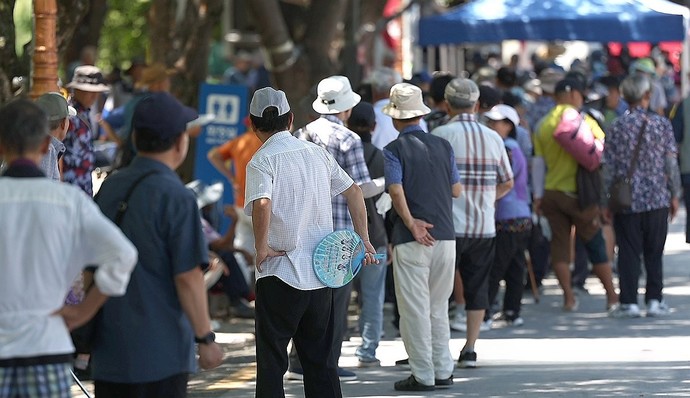 무료 급식소에 줄 선 어르신들. 연합뉴스 자료사진