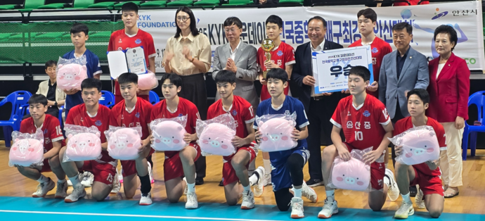 14일  안산 상록수체육관에서 열린 2025 KYK파운데이션 전국중학교배구최강전 안산대회서 우승한 송산중 선수단이 ‘배구여제’ 김연경과 함께 기념사진을 찍고 있다. 사진=송산중학교
