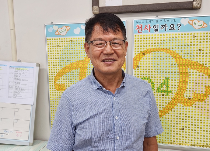 송상곤 (사)희망지킴이 천사운동본부 본부장이 중부일보와 인터뷰를 가진 후 사진촬영을 하고 있다. 사진=이석중기자