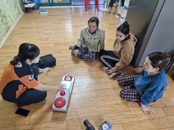 지난해 10월 경기도소방재난본부 소속 소방공무원이 이주노동자들에게 화재 안전 교육을 진행하고 있다. 사진=경기도소방재난본부