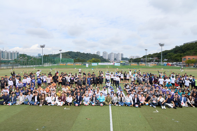 2025년 용인특례시의회 의장배 족구대회 참석자들이 기념촬영을 하고 있다. 사진=용인시의회