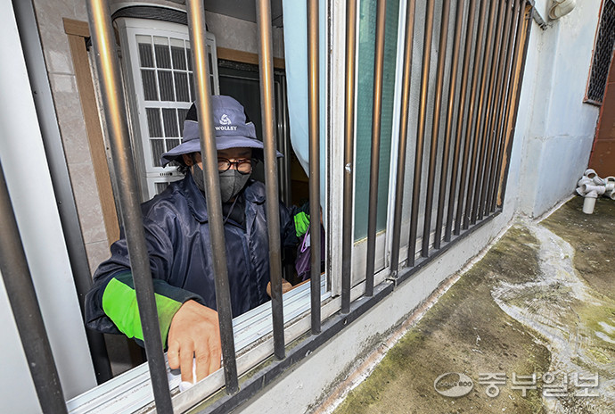 고령층들이 금전적 부담으로 반지하와 쪽방촌 등 취약한 주거환경으로 내몰리고 있는 가운데 15일 오전 수원시 권선구 소재 반지하촌에서 주민이 창틀에 고인 물을 닦고 있다. 임채운기자