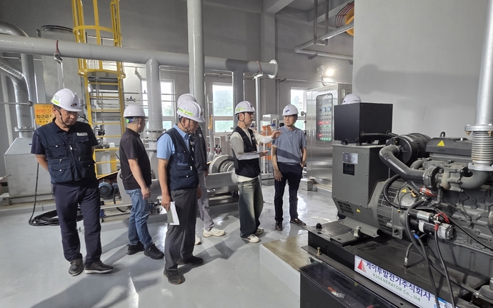 한국농어촌공사와 하수처리시설 관리 대행사 관계자 등이 인천 강화군 주문도에 설치된 공공하수처리장을 점검하고 있다. 사진=강화군청