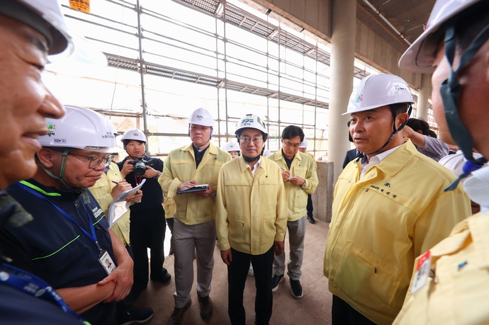 지난달 14일 김동연 경기도지사(가운데)와 김성제 의왕시장(오른쪽)이 학의동 근린생활시설에서 열린 산업재해 예방 현장점검에 참여하고 있다. 사진=의왕시청