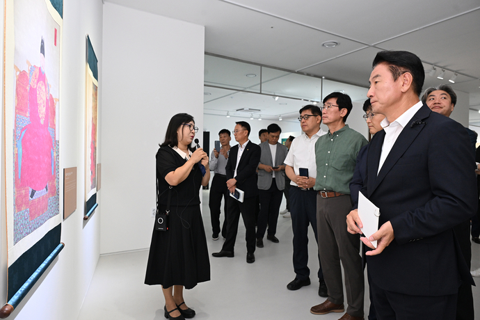 김동근 의정부시장이 16일 의정부문화역 이음에서 열린 ‘의정부 문화혁신 로드맵’ 관련 기자회견에 앞서 태조 어진 전시를 관람하고 있다. 사진=의정부시청