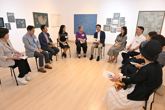 김동근 의정부시장이 지난달 22일 의정부 최초 시립미술관 건립을 추진 중인 ‘백영수미술관’을 찾아 지역 주민과 간담회를 갖고 있다. 사진=의정부시청