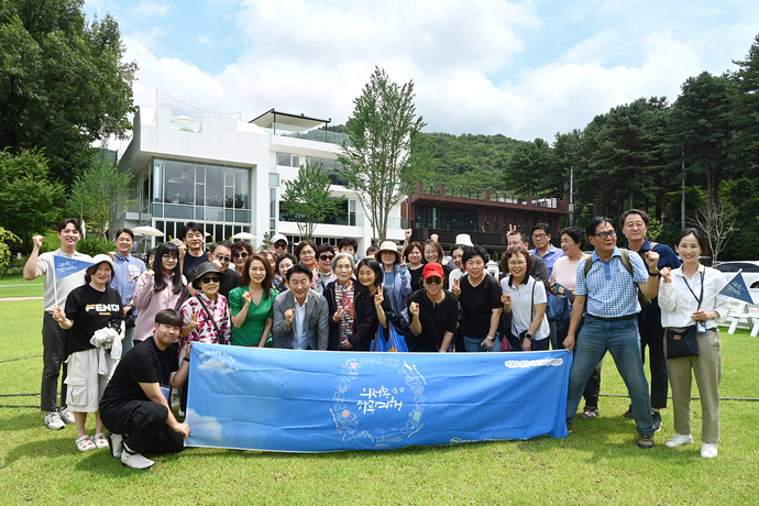 김동근 의정부시장이 지난해 7월 유명 연예인들과 함께 ‘의정부하루여행’에 참여해 단체로 기념 촬영을 하고 있다. 사진=의정부시청