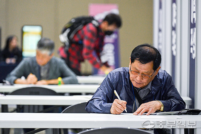 고양시 일산서구 킨텍스 제1전시장에서 열린 '경기도 5070 일자리박람회'를 찾은 시민들이 신중하게 이력서를 작성하고 있다. 임채운기자