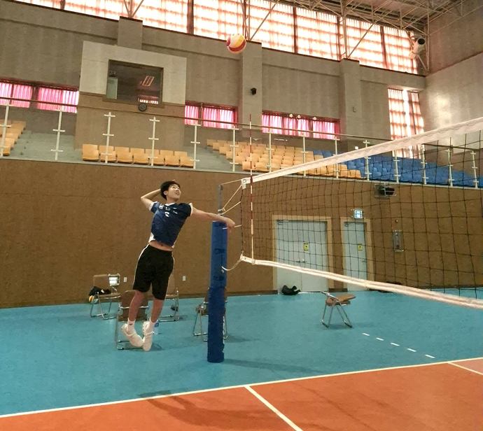 16일 화성 송산중 실내체육관에서 용원중이 공을 타격하기 위해 높이 도약하고 있다. 이건우기자