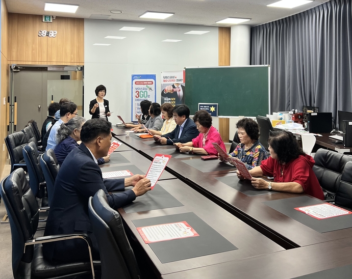 17일 광주퇴촌농협 본점 소회의실에서 김영선 수신과장이 고향주부 임원 및 회원들을 대상으로 전기통신금융사기 피해 예방 교육을 실시하고 있다. 사진=퇴촌농협