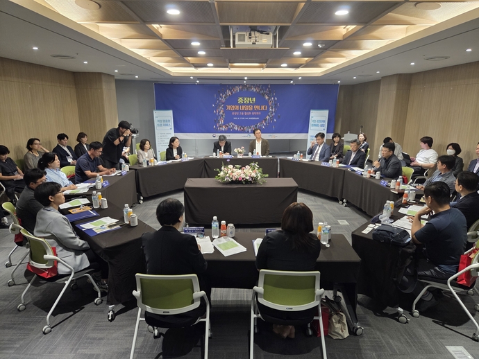 17일 오후 수원컨벤션센터에서 노사발전재단 경기중장년내일센터, 고용노동부 수원고용복지플러스센터, 지역 기업체 관계자, 중장년 구직자 등이 중장년 고용 활성화를 위한 원탁회의를 진행하고 있다. 최진규기자