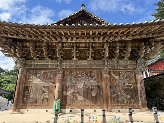 보광사 대웅보전 측면의 판벽화. 김지영