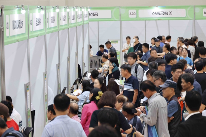지난 17일 인천 동구 주민행복센터에서 열린 ‘2025년 뿌리기업과 함께하는 동구 채용박람회’에서 구직자들이 채용 정보 등을 살펴보고 있다. 사진=동구청