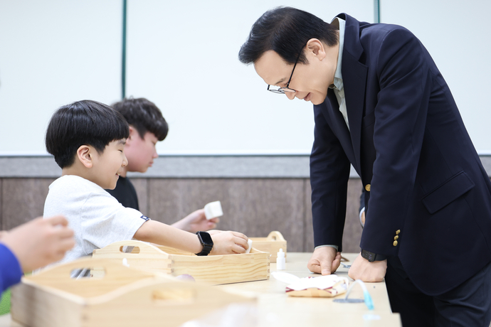 임태희 경기도교육감이 지난 5월 1일 의정부 공유학교 수업을 참관하고 있다. 사진=경기도교육청
