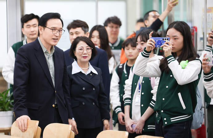 임태희 경기도교육감이 지난 5월 1일 의정부 공유학교 수업을 참관하고 있다. 사진=경기도교육청