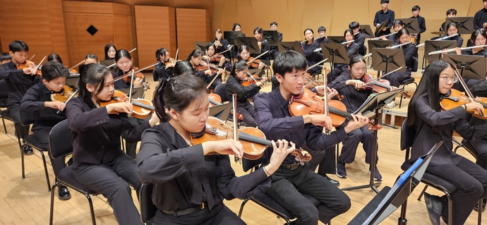 경기공유학교 오케스트라 프로그램에 참여한 안양예고 허지민(사진 앞줄 첫 번째) 학생. 사진=허지민 양
