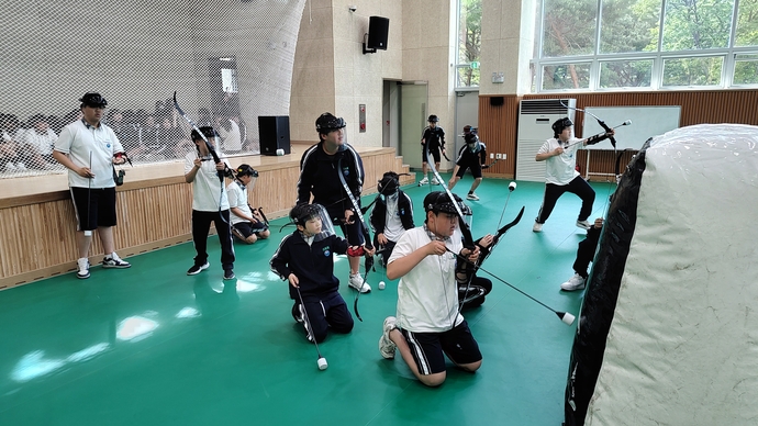 군포시청소년수련원에서 청소년들이 서바이벌 양궁 체험 활동을 하고 있는 모습. 사진=군포시청소년재단