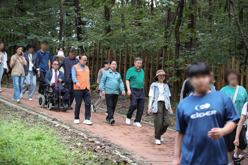 18일 남양주시 광릉숲 일대에서 진행된 ‘마음이 걷는 슬로우 트래킹 대회’에서 주광덕 시장과 시민들이 나란히 걷고 있다.  사진=남양주시청