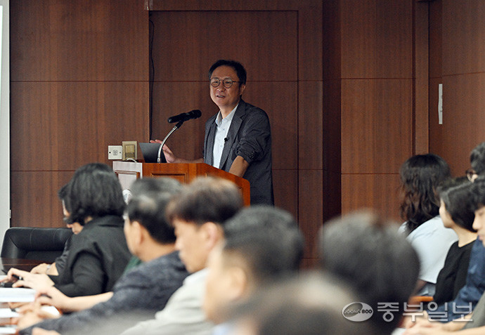오세욱 교수가 18일 중부일보 7층 대회의실에서 특강을 하고 있다. 사진=노민규기자