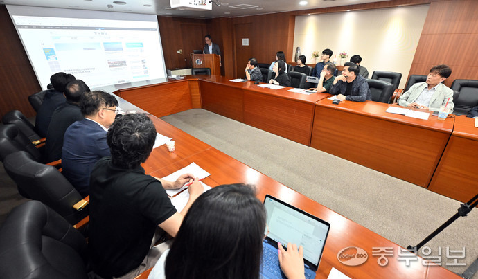 오세욱 교수가 18일 중부일보 7층 대회의실에서 특강을 하고 있다. 사진=노민규기자