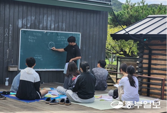 18일 오전 11시께 인천 강화군 산마을고등학교 학생들이 야외에서 수학 수업을 듣고 있다. 사진=최기주기자
