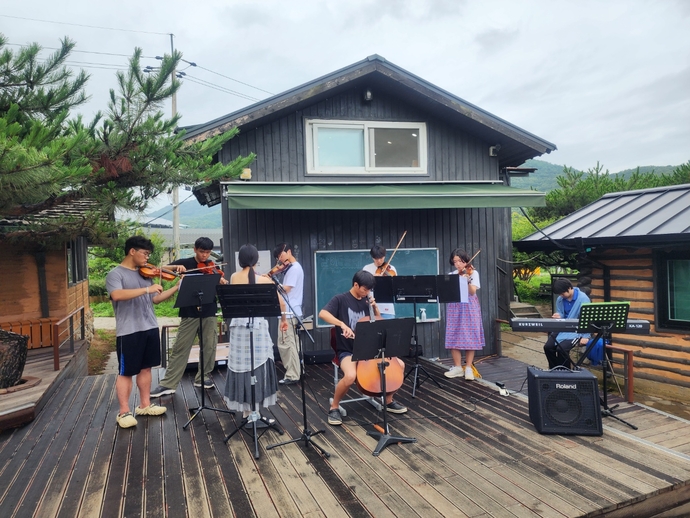 지난 7월 산마을고 관현악 동아리에서 활동하는 학생들이 학교에서 악기 연주를 하고 있다. 사진=산마을고등학교