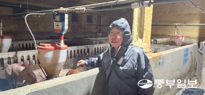 태돈영농조합법인의 주정형 이솔농장 대표가 돈사 관리 방법에 대해 설명하고 있다.  최영재기자