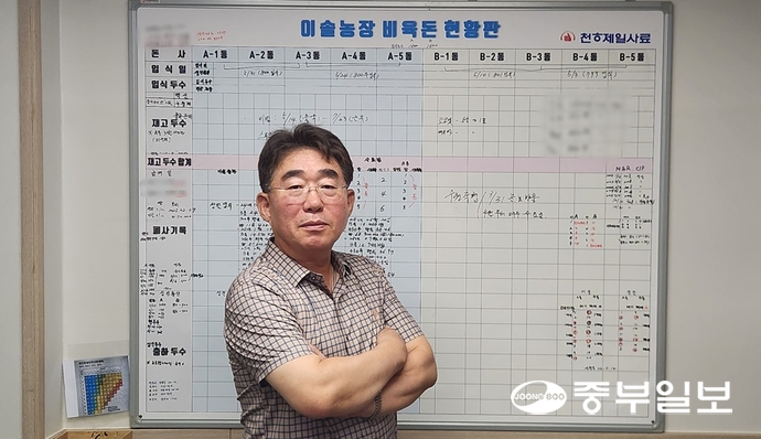 주정형 대표가 중부일보와의 인터뷰를 마치고 사무실에서 포즈를 취하고 있다. 신연경기자