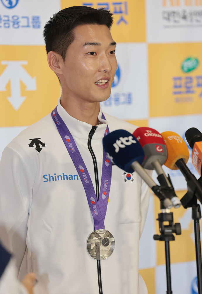 은<b>메달</b> 안고 귀국한 <b>우상혁</b> "우승 놓쳐 아쉽지만 기적같은 경기"