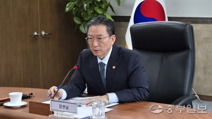 정성호 법무부장관이 19일 오전 양주 덕계동 양주출입국외국인사무소에서 업무보고를 받고 있다. 사진=박홍기 기자