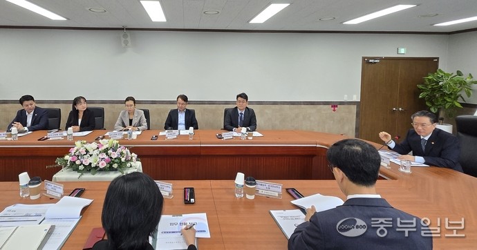 정성호 법무부장관이 19일 오전 양주시 덕계동 양주출입국외국인사무소를 방문한 가운데, (왼쪽부터) 양주시의회 한상민, 이지연, 최수연 의원이 배석해 정 장관의 발언을 경청하고 있다. 사진=박홍기 기자