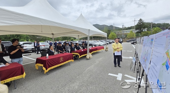 정성호 법무부장관이 19일 오전 의정부시 고산동 의정부교도소 앞에서 강동헌 법무부 시설담당관에게 경기북부구치소 신축공사 현황 관련 브리핑을 듣고 있다. 사진=박홍기 기자