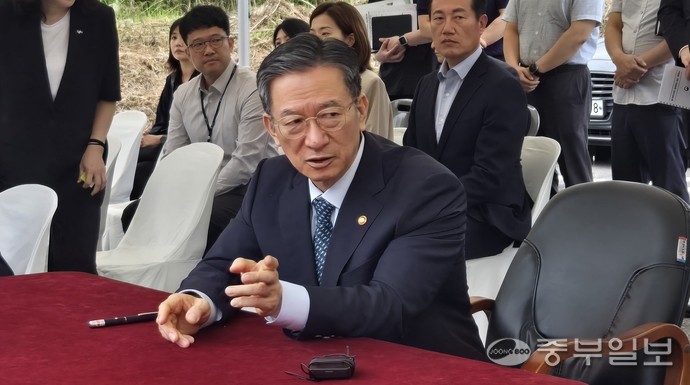 정성호 법무부장관이 19일 오전 의정부시 고산동 의정부교도소 앞에서 경기북부구치소 신축 및 법조타운 조성과 관련해 담당자에게 질문을 하고 있다. 사진=박홍기 기자