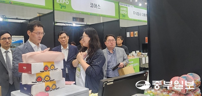 조희수 경기지방중소벤처기업청장(왼쪽에서 두 번째)과 윤덕룡 경기도일자리재단 대표가 지난 19일 수원컨벤션센터 전시관 A홀에서 진행된 ‘소상공인+5070 일자리박람회 & 소상공인 EXPO’ 과일 찹쌀떡 브랜드 떡이당 브랜드에서 제품을 구입하고 있다. 신연경기자